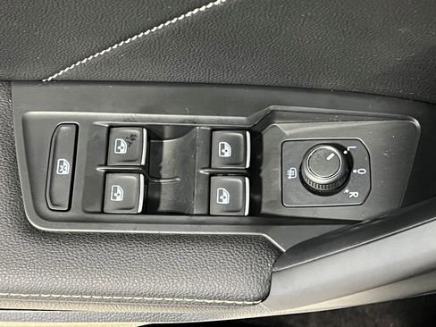 Used 2023 Volkswagen Tiguan SE R-Line image 36