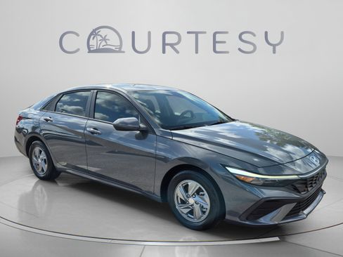 Used 2025 Hyundai Elantra SE w/ Cargo Package FWD image 7