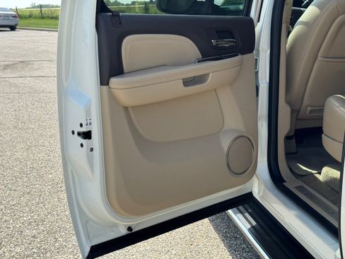 Used 2010 GMC Yukon XL Denali AWD/4WD image 31