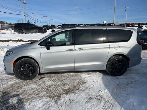 New 2026 Chrysler Pacifica Limited image 4