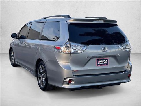 Used 2017 Toyota Sienna SE image 3