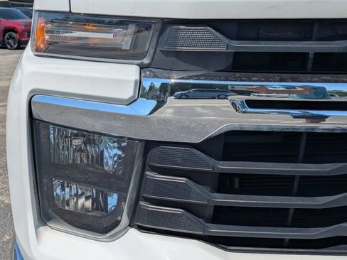 Used 2024 Chevrolet Silverado 2500 LT AWD/4WD image 9