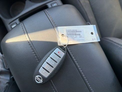 Used 2018 Nissan Rogue SL w/ Premium Package image 28