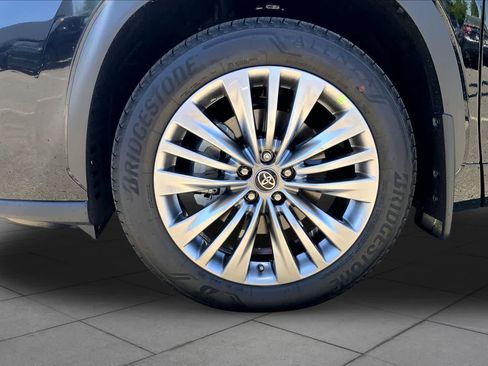 New 2026 Toyota Highlander Platinum AWD/4WD image 11