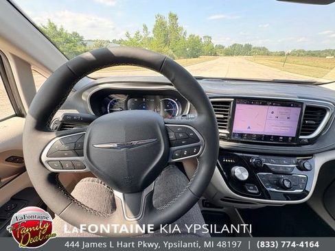 Used 2022 Chrysler Pacifica Touring-L w/ Uconnect Theater Family Group FWD image 17