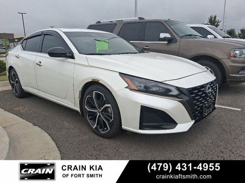 Used 2023 Nissan Altima 2.5 SR w/ SR Premium Package FWD image 1