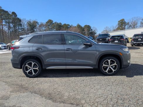 New 2025 Volkswagen Tiguan SE image 3