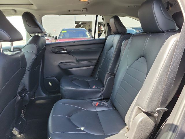 Used 2022 Toyota Highlander XLE AWD/4WD image 23