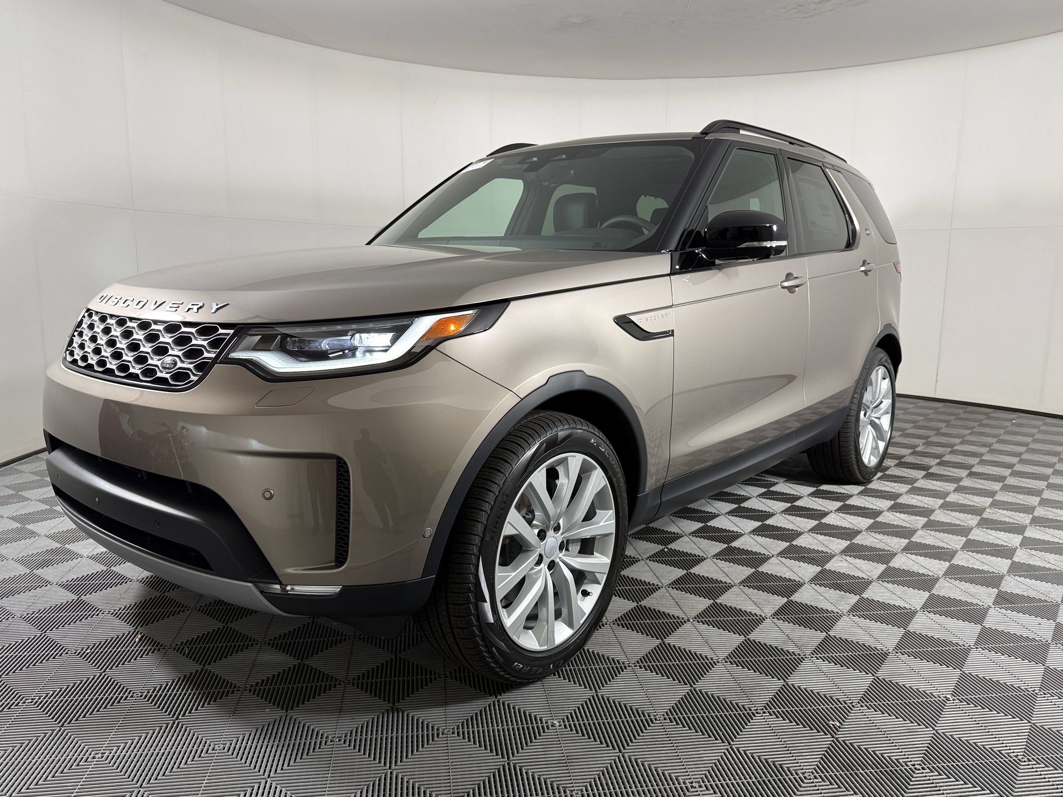 New 2026 Land Rover Discovery S AWD/4WD image 1