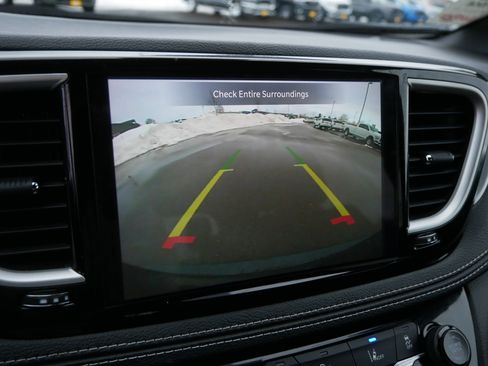 Used 2023 Chrysler Pacifica Touring image 34