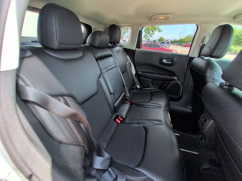 Used 2017 Jeep Compass Latitude w/ Popular Equipment Group FWD image 17