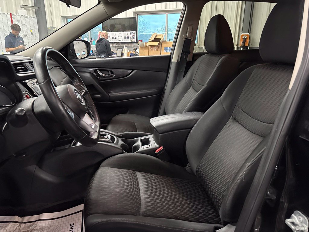 Used 2018 Nissan Rogue SV AWD/4WD image 9
