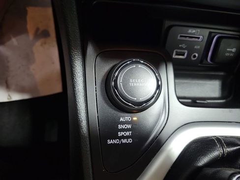 Used 2018 Jeep Cherokee Latitude Plus image 39