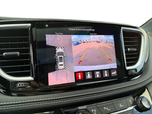 Used 2024 Chrysler Pacifica Premium FWD image 16