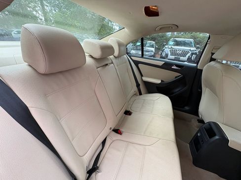 Used 2011 Volkswagen Jetta SE FWD image 12
