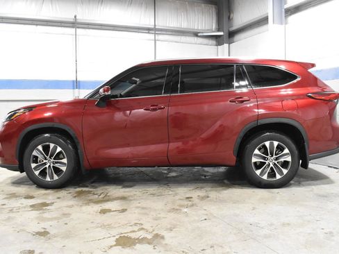 Used 2022 Toyota Highlander XLE image 25