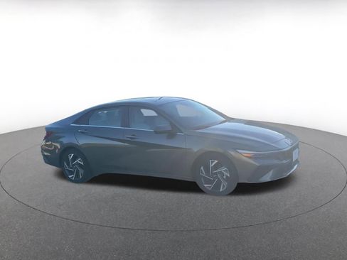 Used 2025 Hyundai Elantra Limited image 2