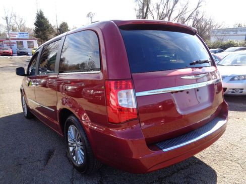 Used 2016 Chrysler Town & Country Touring-L image 7