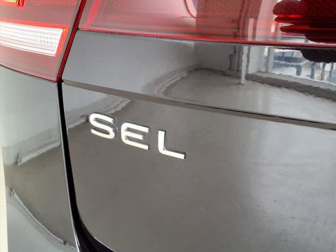 Used 2022 Volkswagen Tiguan SEL R-Line image 18