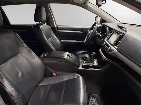 Used 2016 Toyota Highlander XLE image 14