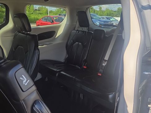 Used 2023 Chrysler Pacifica Touring-L FWD image 12