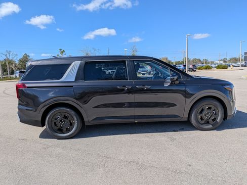 New 2026 Kia Carnival LXS image 4