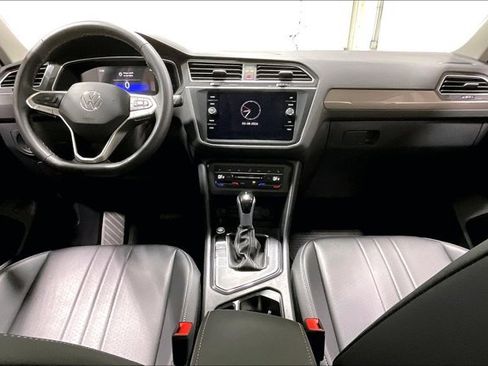 Used 2024 Volkswagen Tiguan SE w/ Panoramic Sunroof Package FWD image 15