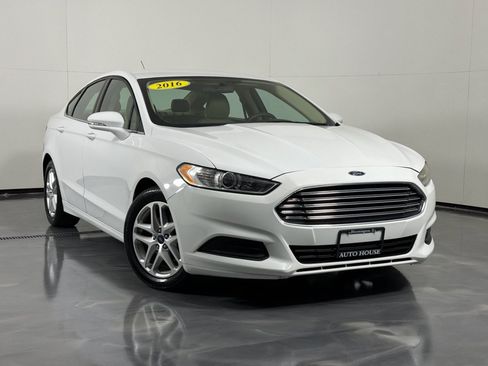 Used 2016 Ford Fusion SE FWD image 2