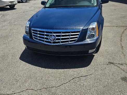 Used 2009 Cadillac DTS w/ Sun And Sound Package FWD image 2