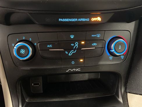Used 2015 Ford Focus SE w/ SE Sport Package FWD image 12