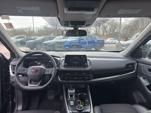 Certified 2025 Nissan Rogue SV image 28