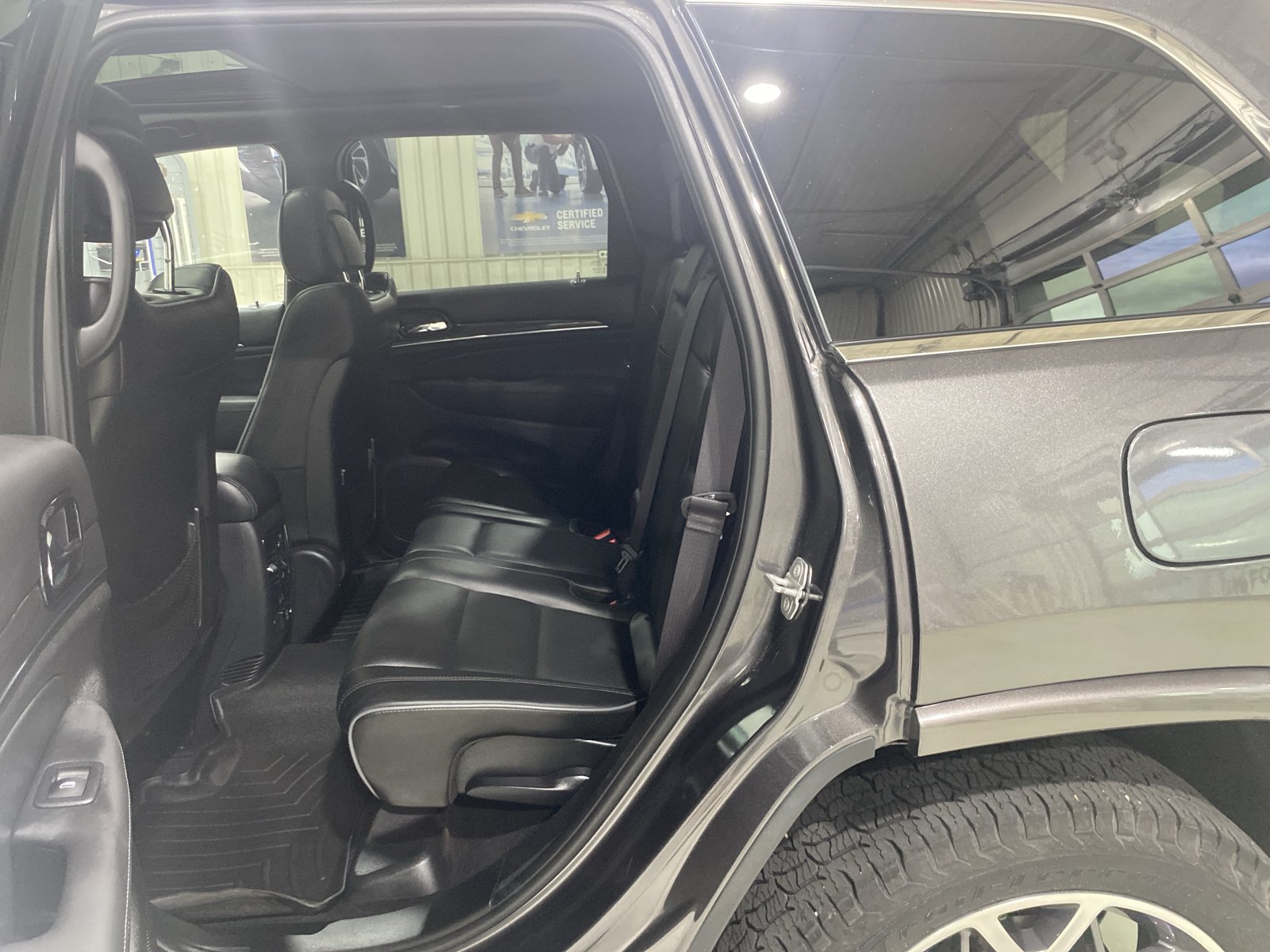 Used 2019 Jeep Grand Cherokee Overland AWD/4WD image 12