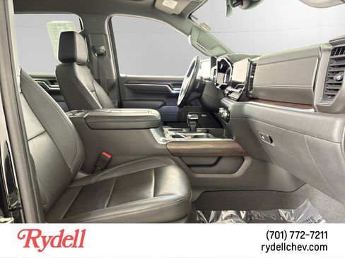 Used 2022 GMC Sierra 1500 SLT w/ SLT Convenience Package AWD/4WD image 16