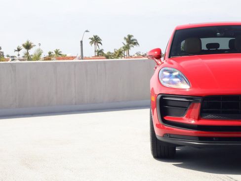 Certified 2025 Porsche Macan image 12