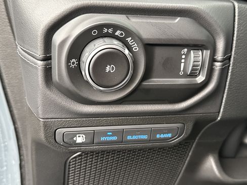 Used 2025 Jeep Wrangler Sahara image 38