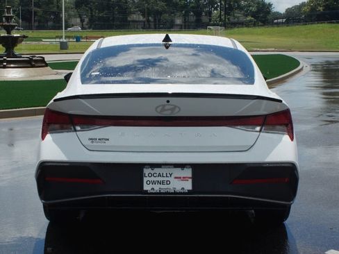Used 2025 Hyundai Elantra Sport FWD image 3