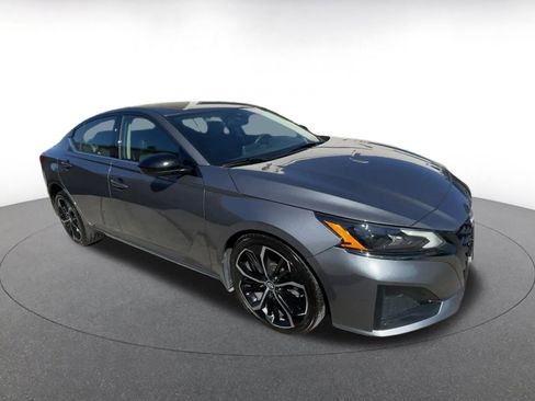 Used 2025 Nissan Altima 2.5 SR image 2