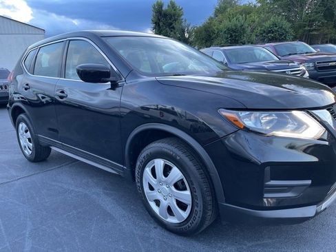 Used 2017 Nissan Rogue S image 2