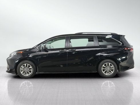 Used 2025 Toyota Sienna XLE w/ XLE Plus Package AWD/4WD image 2
