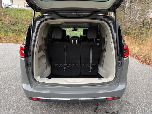 Used 2022 Chrysler Pacifica Touring-L image 17