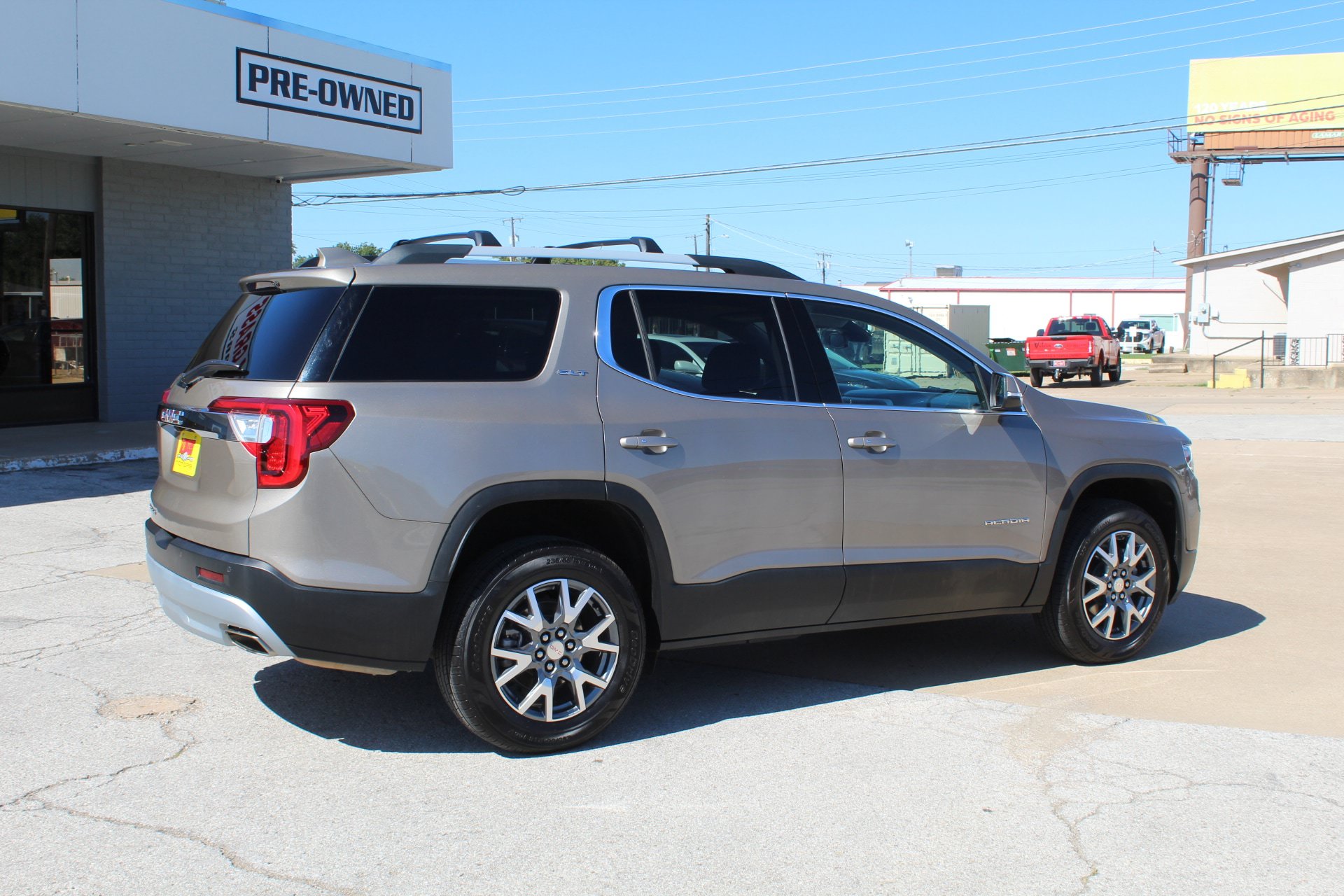 Used 2023 GMC Acadia SLT FWD image 4