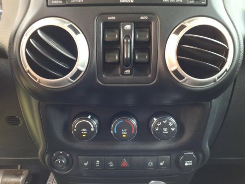 Used 2017 Jeep Wrangler Unlimited Sahara w/ Connectivity Group AWD/4WD image 24