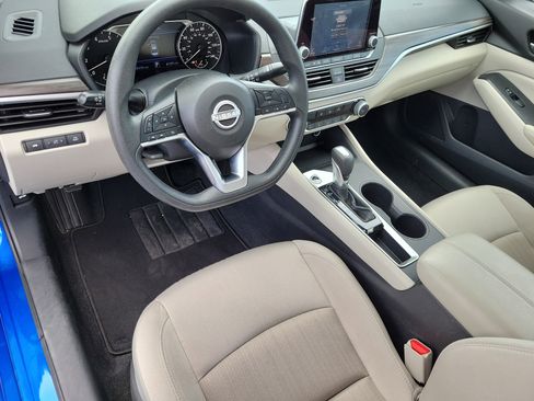 Used 2025 Nissan Altima 2.5 SV FWD image 13