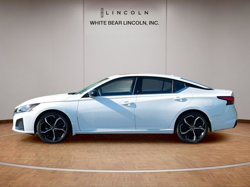 Used 2023 Nissan Altima 2.5 SR w/ SR Premium Package FWD image 8