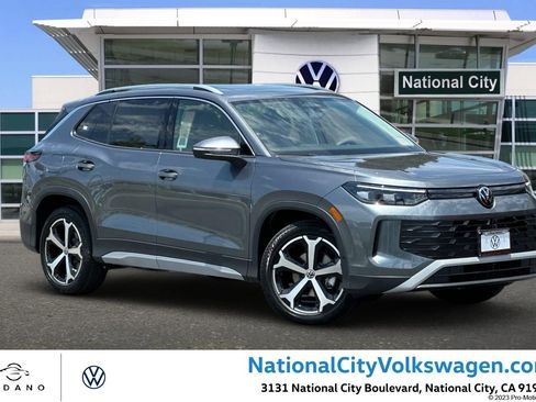 New 2026 Volkswagen Tiguan SE FWD image 1