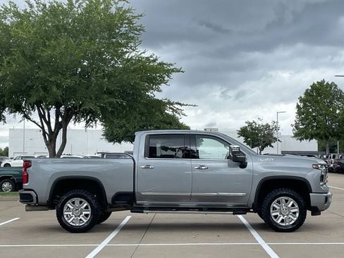 Used 2024 Chevrolet Silverado 2500 High Country AWD/4WD image 3
