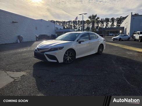 Used 2024 Toyota Camry SE image 1