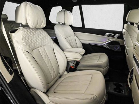 Used 2025 BMW X7 xDrive40i w/ Executive Package image 21