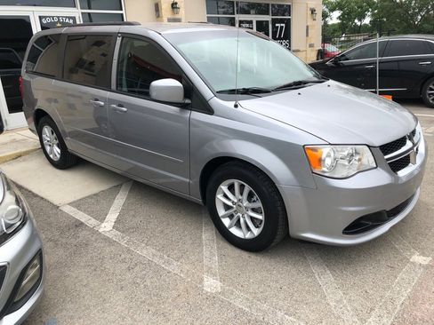 Used 2014 Dodge Grand Caravan SXT FWD image 2