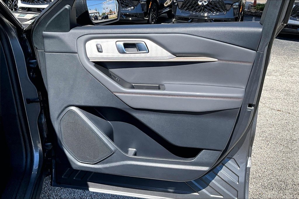 Used 2025 Ford Explorer Active RWD image 23